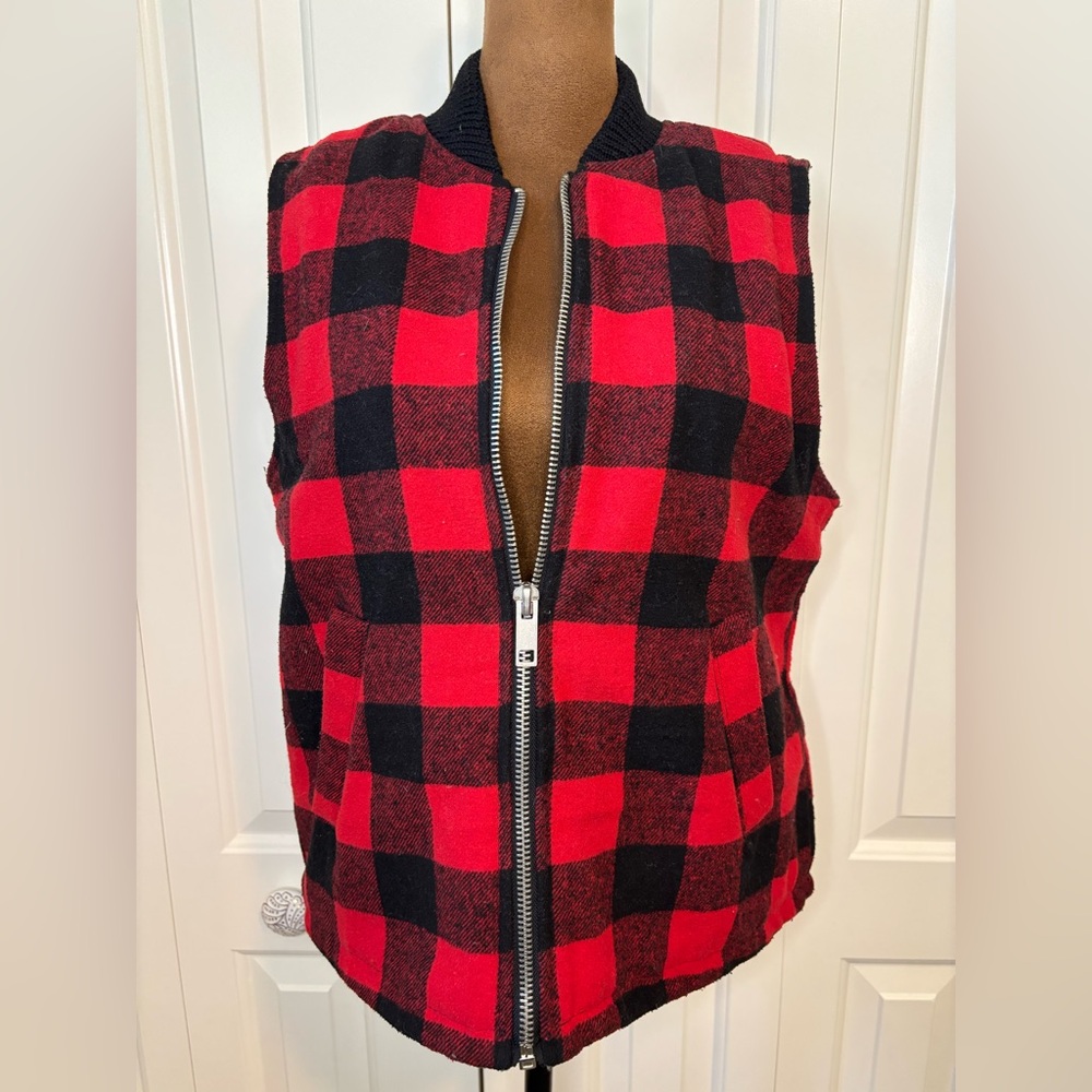 Thread & Supply Cozy White Sherpa Lined Buffalo Plaid Vest Size Medium